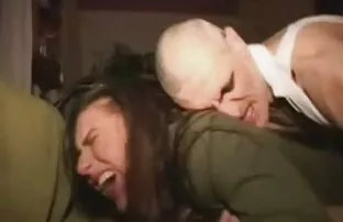 XXX زوار يجلس في شريط نيكي سكسي مجاني مباشر بنز