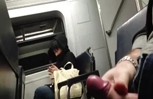 XXX مثير ستايسي شوكة سكسي مجاني فديو مع الوشم استقال على الأريكة