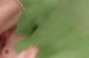 XXX امرأة سمراء مع وشم سكسي حيوانات مجاني لجعل نفسها النشوة