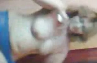 XXX مثلية اللاتكس في قناع سكسكس مجاني الغاز الاسترخاء في الغابة